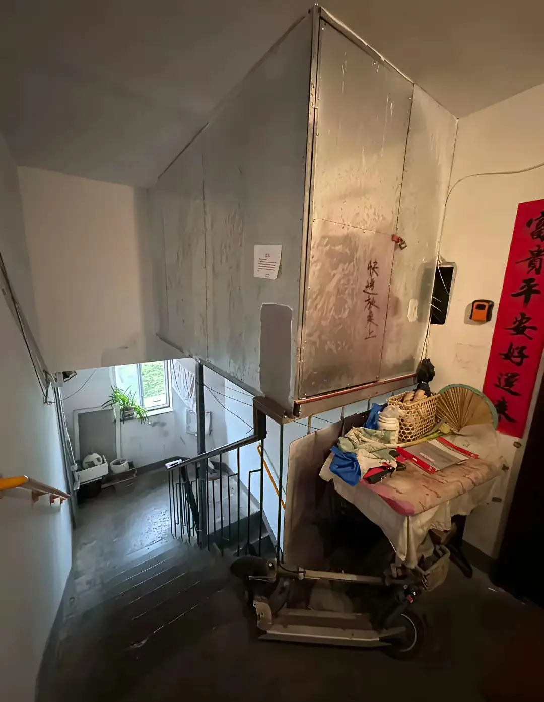 遇上这样的邻居，你想卖房都卖不出去吧？
