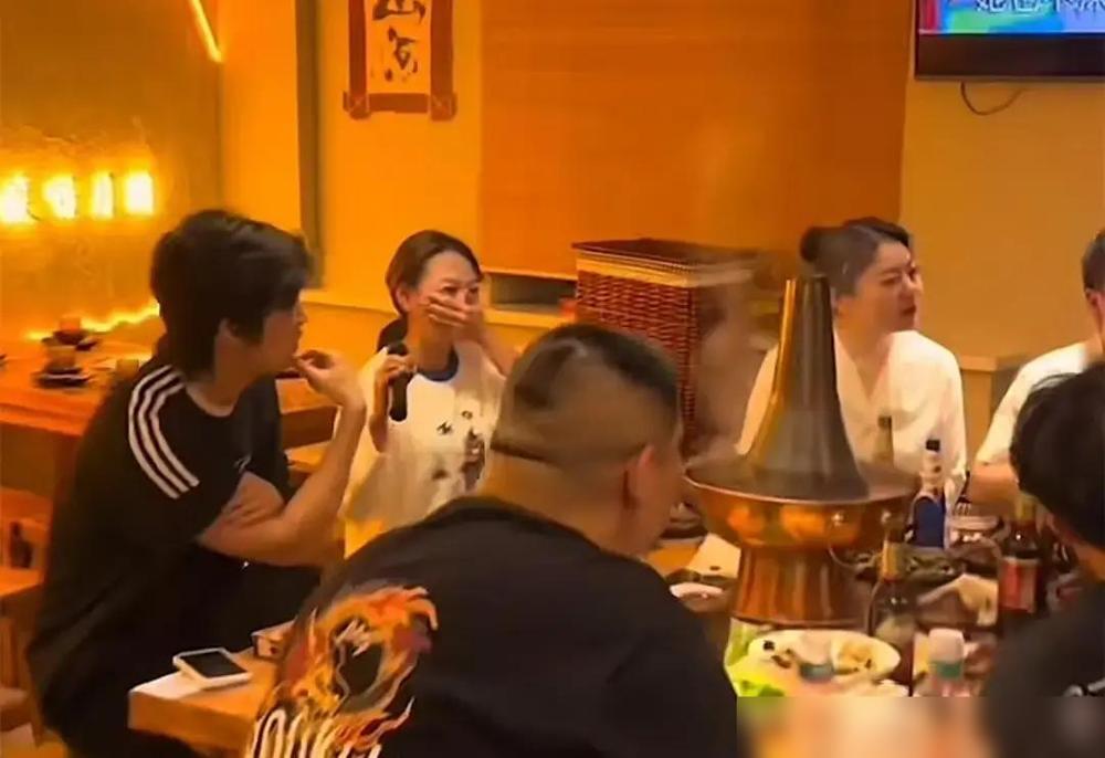 德云社饭局，月薪八千的结账，年入千万的看戏。一桌子人，队长张鹤伦坐着，大明