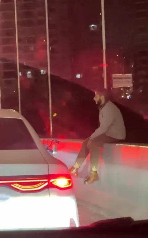 “要点脸吧[打脸]”！这是近日发生在上海的一件事！2名外国人骑着共享单车跑上高架