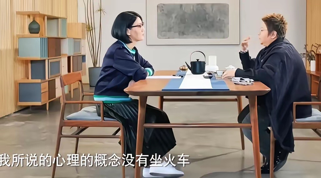 有人说，易立竞最懂韩红，因为韩红那些“翻车”瞬间，很多都是在她的访谈里被问出来的。2019年那场对话