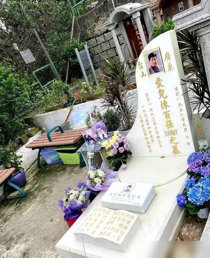 61岁的何超琼，又被拍到去给陈百强扫墓了。三十多年，每年风雨无阻。看到这组照