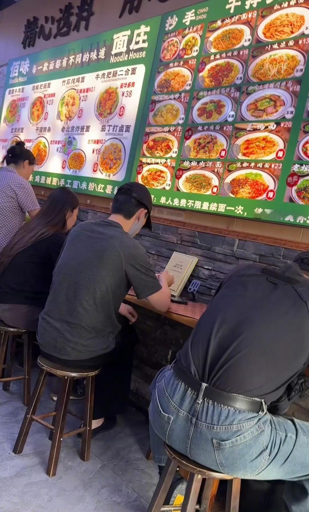 去吃面偶遇朱一龙偶遇私下出门干饭的朱一龙，深色T恤搭配休闲裤、脚踩拖鞋，穿搭随