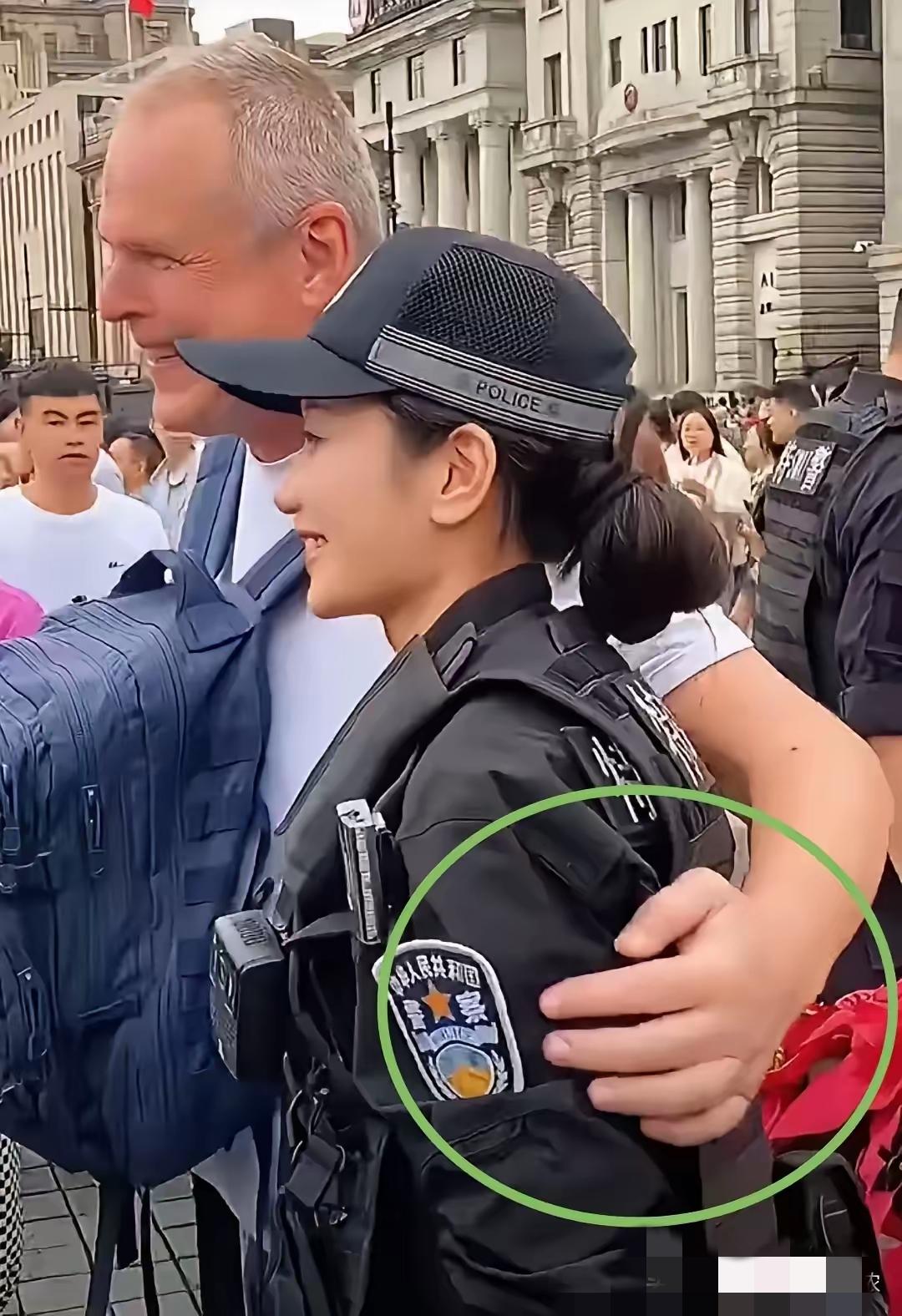 外滩执勤的女特警被1名外国游客伸手搭上肩膀，她没急没恼，轻轻把那手一拨，1句英文