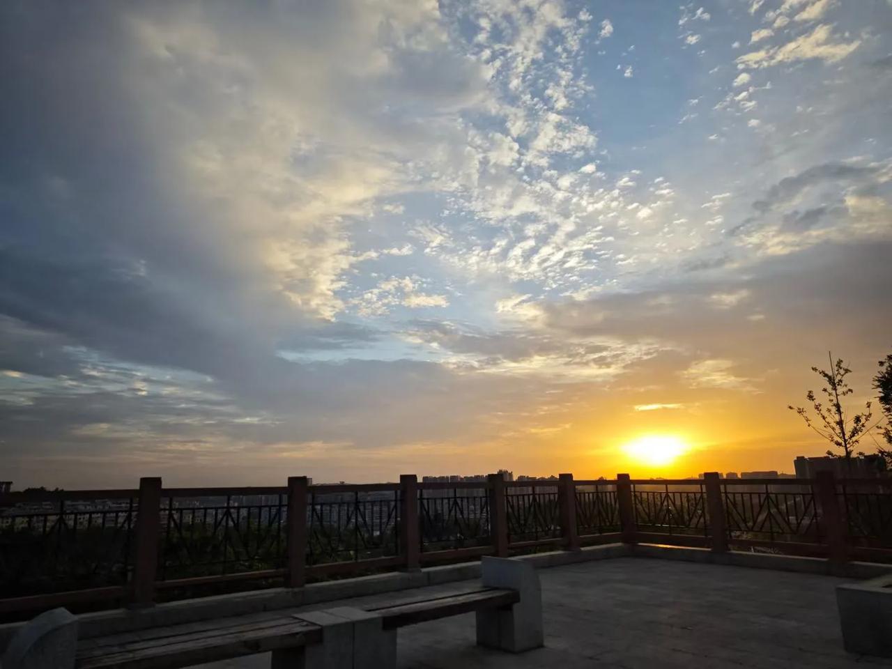 很多晚期卵巢癌家属会问：肿瘤细胞减灭手术成功率多少？这里先要分清，这个手术的成功