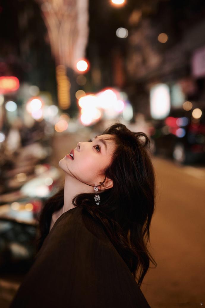 白鹿尖叫之夜出图了白鹿单肩黑裙街头港风感白鹿尖叫之夜出图了，白鹿单肩黑裙街头港