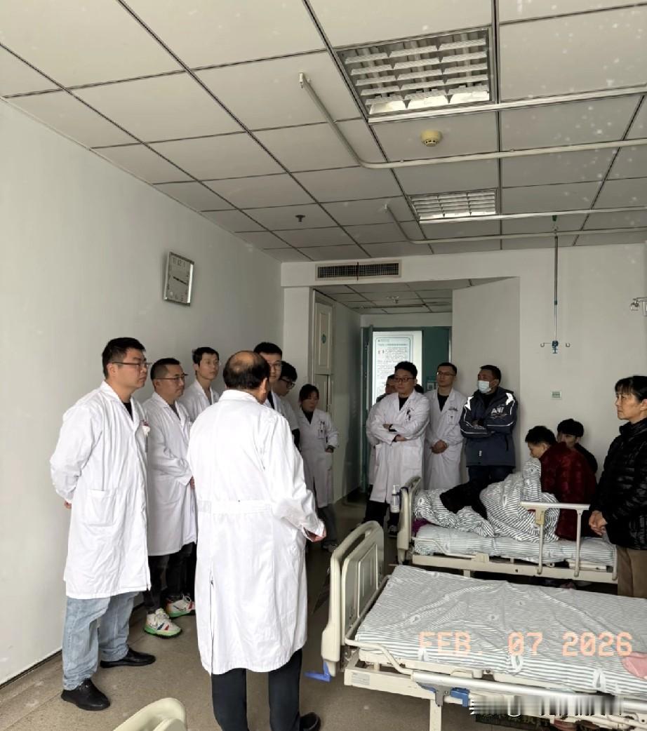 大医院的科主任，基本都是隐形财主，我们平时见到科主任使用的手机，好像也就那样