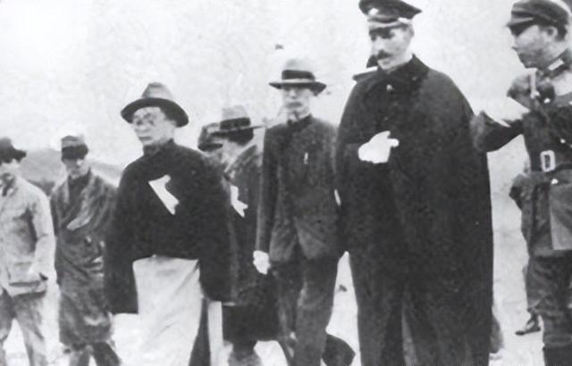 张学良在软禁的时候很喜欢喝可乐，每天要喝三四瓶。当时1美元可以买20瓶可乐，3.