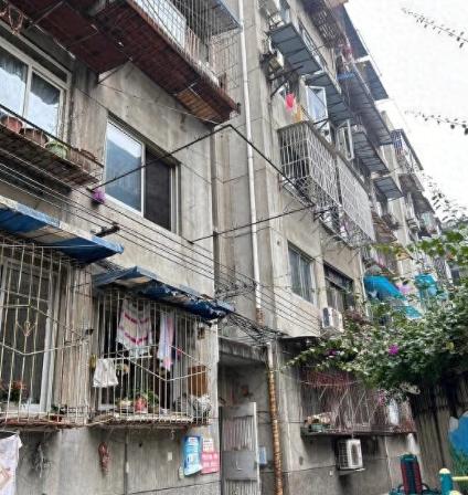 当初手里就20万，新房首付不够，只能看老破小。中介带我看了套90年代的房子，6楼