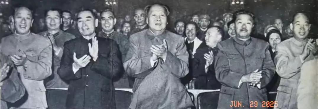 珍贵的老照片。1964年10月6日，毛主席，柯庆施，周恩来，彭真等在一起观看“