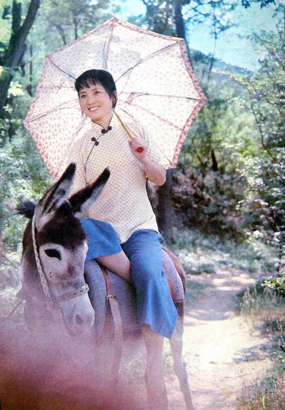 当北影厂的四朵金花之一，张金玲可是屈指可数的漂亮，与刘晓庆李秀明，李风绪，被称为