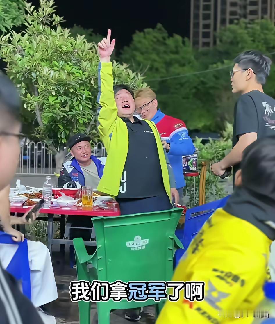 张雪这波操作，是真把“性情”俩字刻在骨子里了。烧烤摊的烟火气还没散，他举着