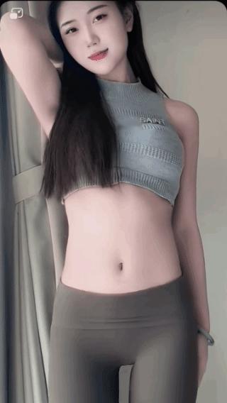 流量美少妇！脸蛋俊俏，身材绝佳，但是感觉没有任何技能，只是随意摇摇摆摆，