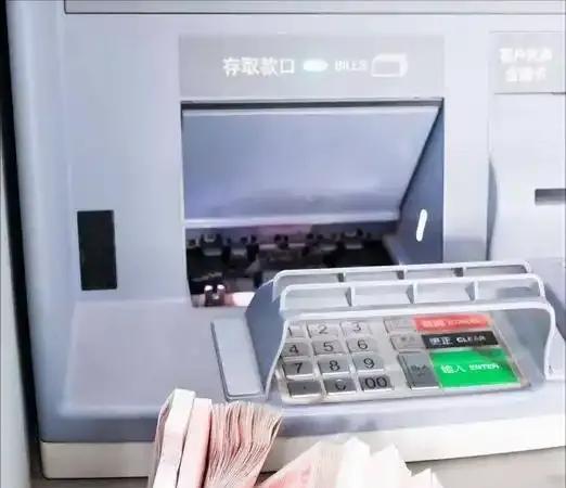一网友去atm取钱，取一万块居，居然出来了两万，抬头看了监控后，于是便只数了一万