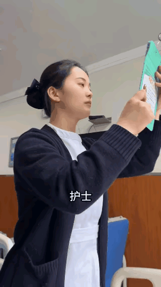 护士笑起来真好看，但是违规操作，没戴口罩，也不知道这是在哪？不管在哪，也不管