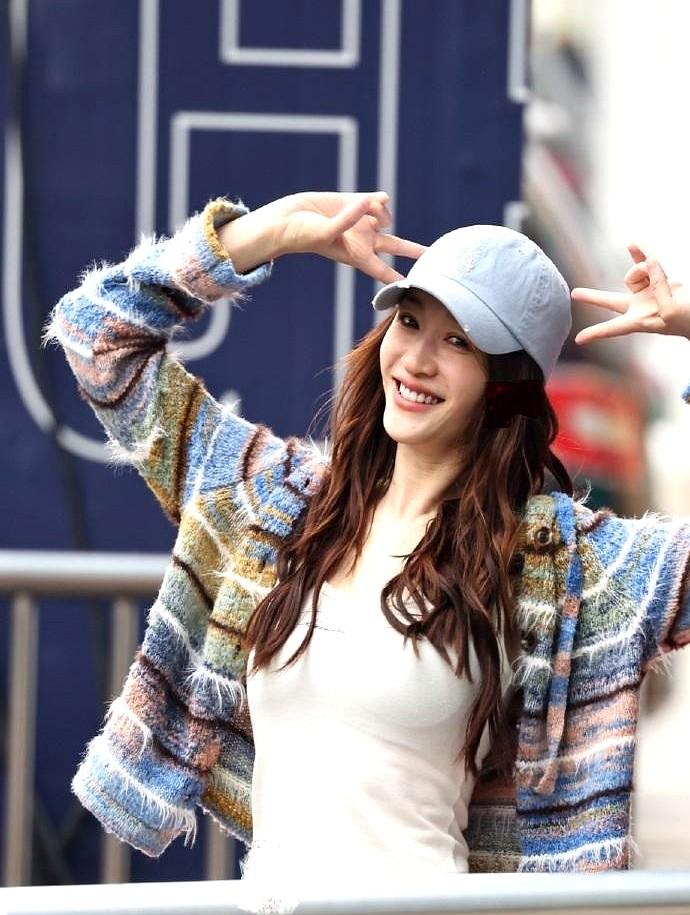 李小冉这状态，真把“年轻”俩字重新定义了！《浪姐2026》路透，49岁的她一