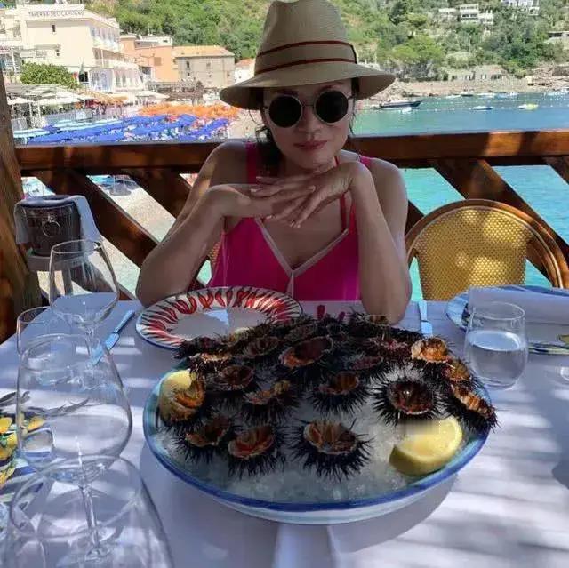 想不到60岁的邓文迪又被24岁小鲜肉迷的五迷三道，果然魅力不凡啊！但过得滋润