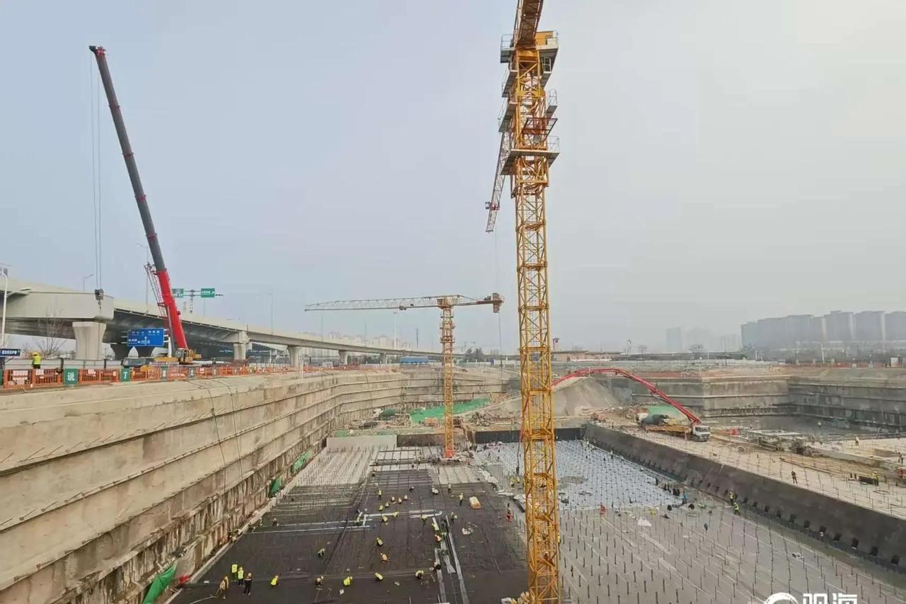 青岛崂山区张村河边上，正建一座“隐身”水质净化厂。地下20多米深处理污水，地面直