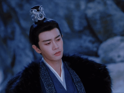 任嘉伦的剑，是权杖也是风骨！看他挽剑花是一种视觉享受，剑锋所指，是君临天下的磅礴