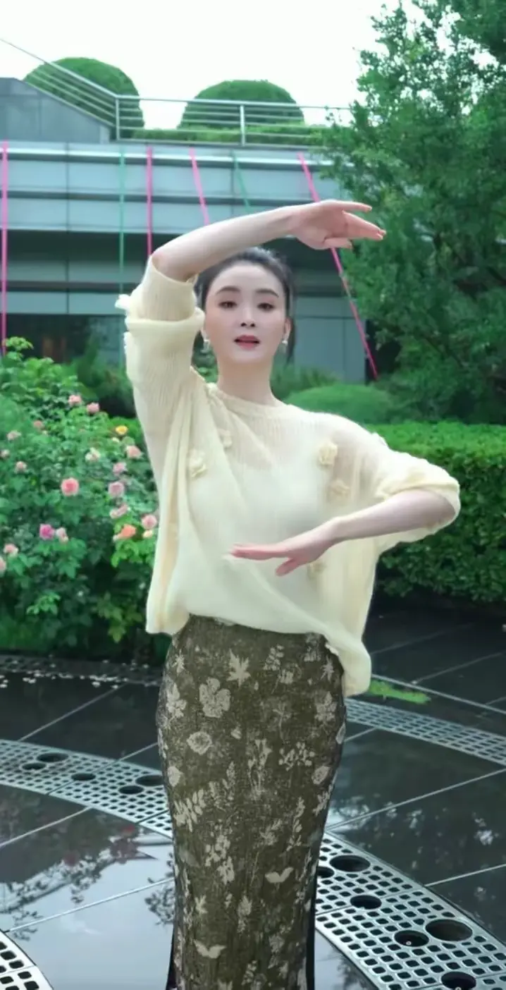 现在的王艳，比以前年轻多了