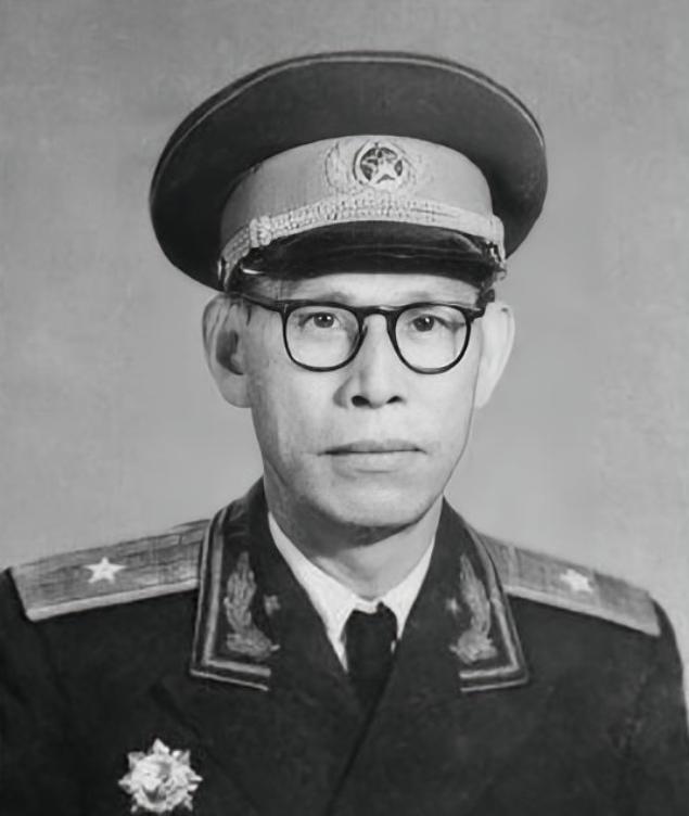 1955年，原琼崖纵队副司令员马白山进京，被授予少将，可他看到一位中将时，却不淡