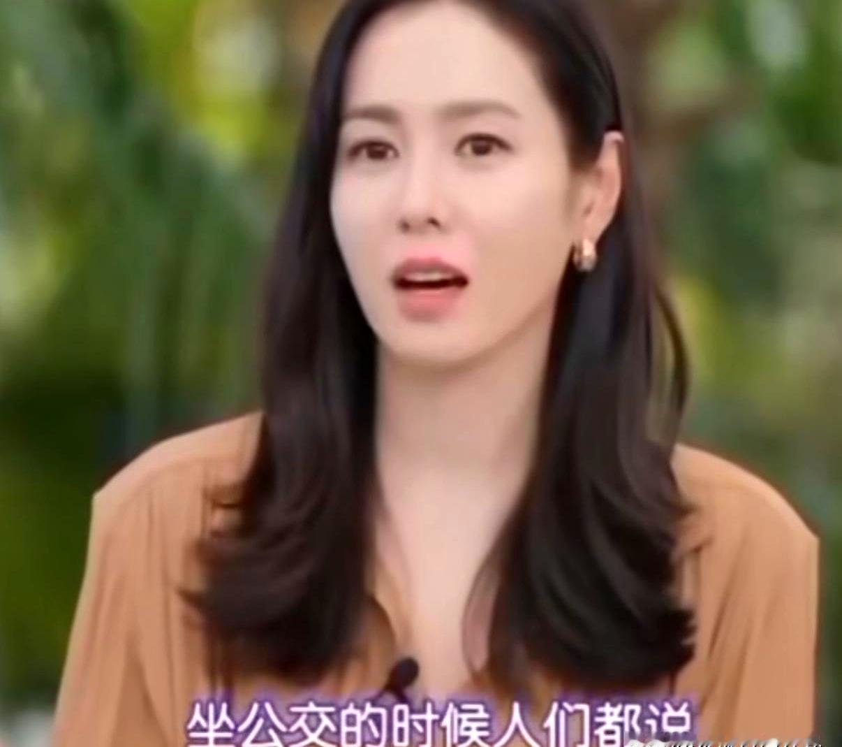 世界上真有“美而不自知”吗？我看未必。孙艺珍聊起小时候，五六岁跟妈妈坐公交