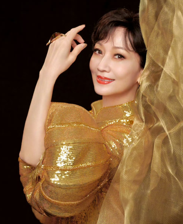 70多岁的赵雅芝在穿搭这一块从来没输过这次穿搭玩出了新花样把灯笼挂在手臂上创