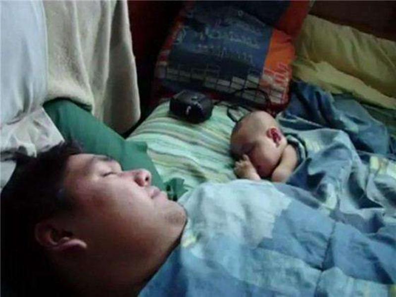 爸爸打呼声太响, 婴儿刚睡着就醒, 反复几十次都无奈了!