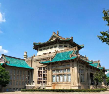 武大挂在热搜榜上下不来了学术不端、管理混乱，这些都不是新问题。但把责任全推