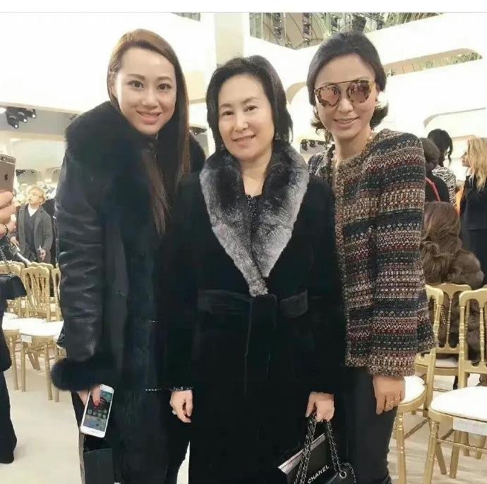 据说这大衣她穿了有30年了，所以说富婆并不在乎衣服吗？​​​