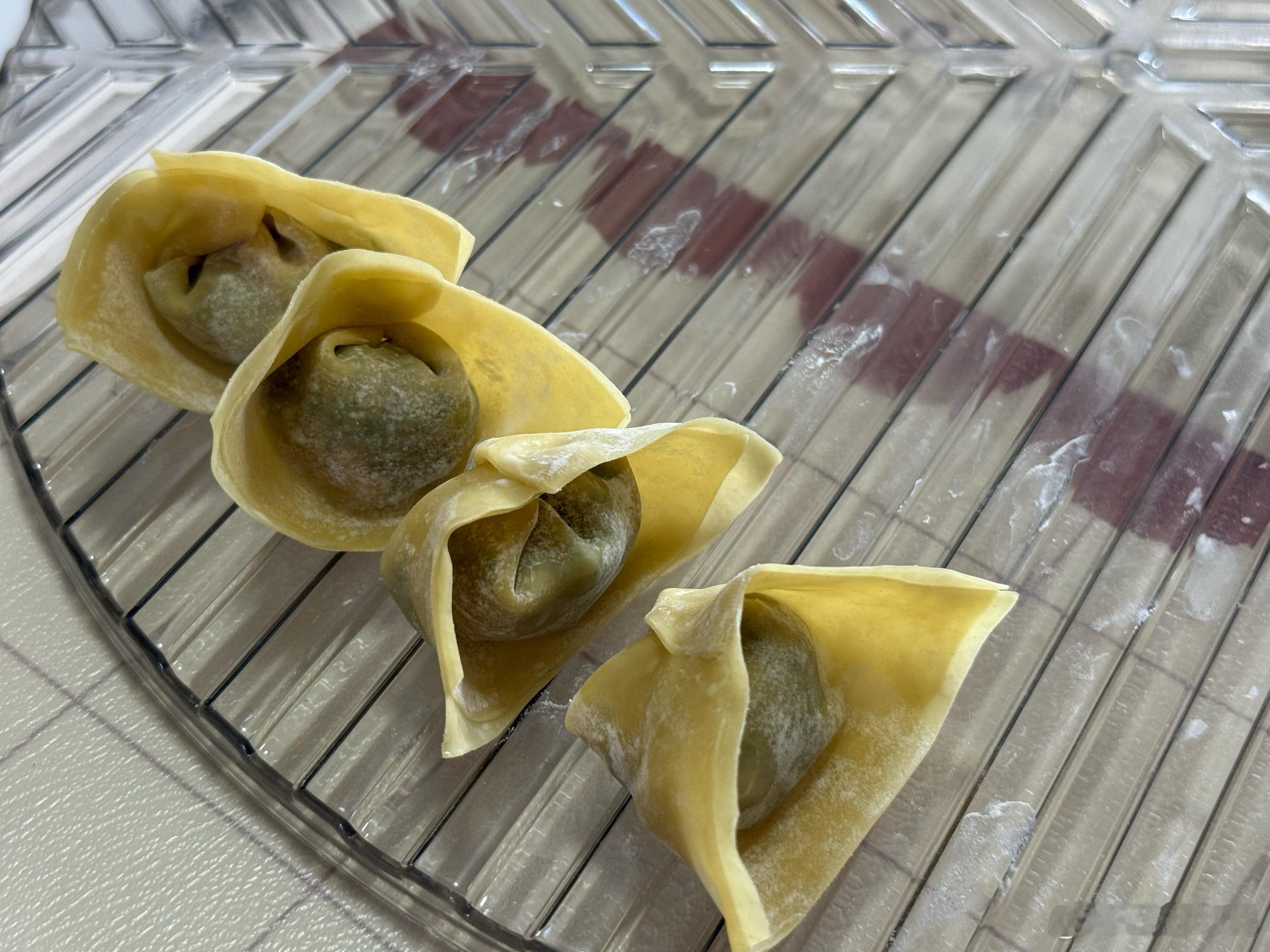 今天周六，对象说在家包馄饨，图一我包的，图二她包的，我俩各自觉得自己包的好看，你