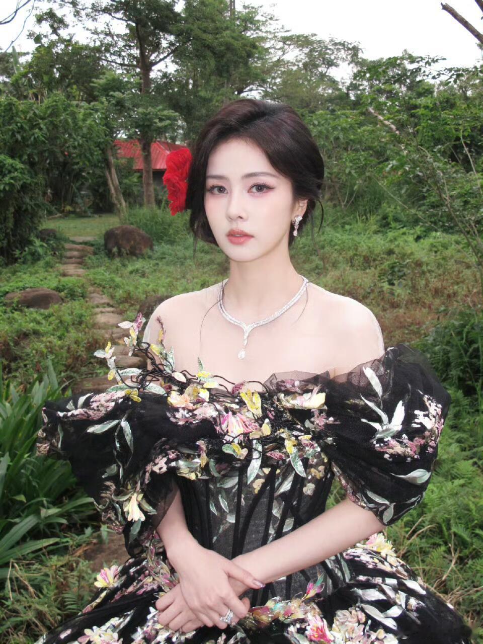 白鹿白鹿这次星光大赏的妆造真的是太漂亮了，每个造型都非常的美啊白鹿｜