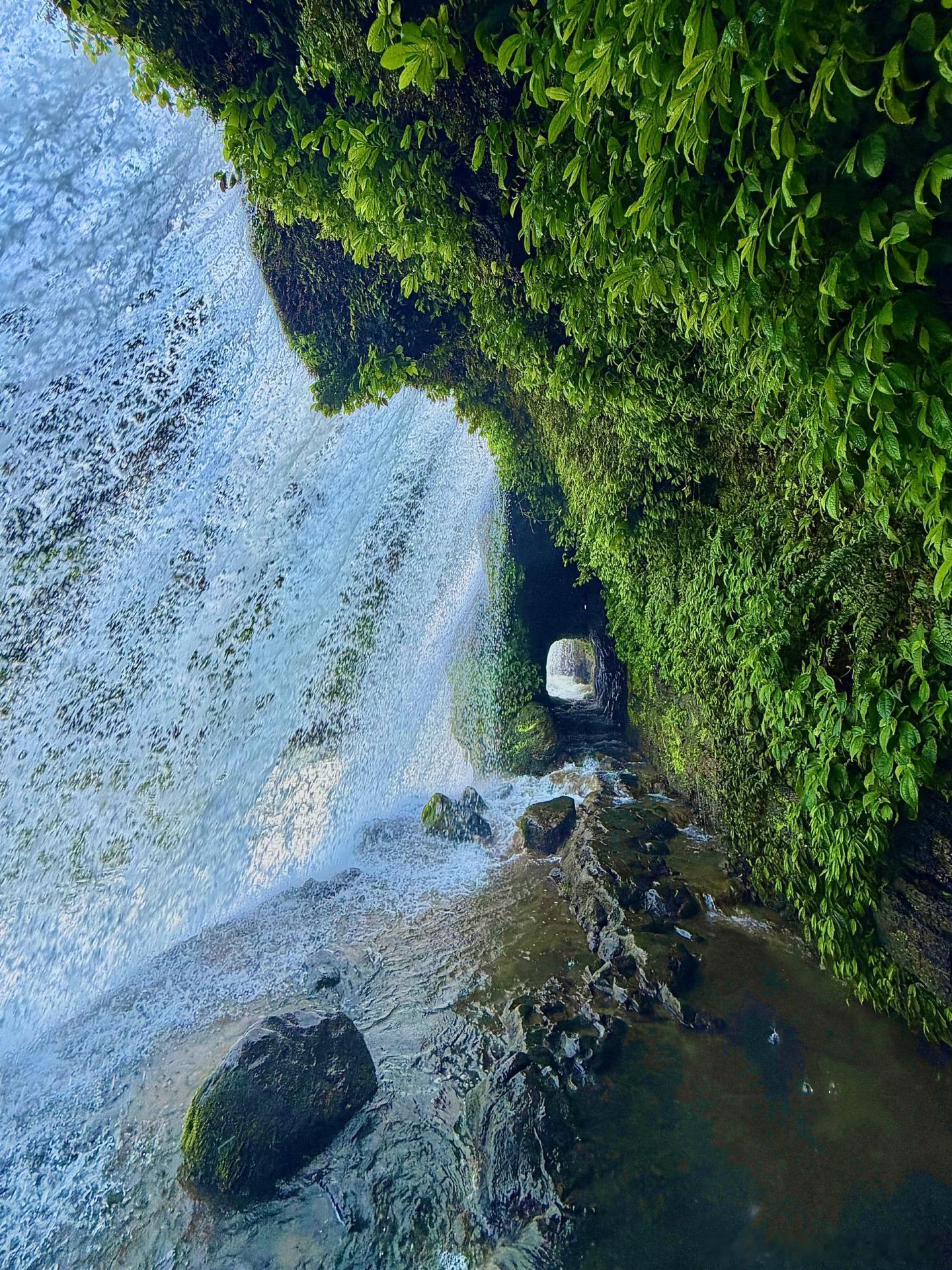 谁能想到现实版水帘洞真的存在🌊走过不少瀑布，大多只能远远眺望。直到遇见瓮安穿洞