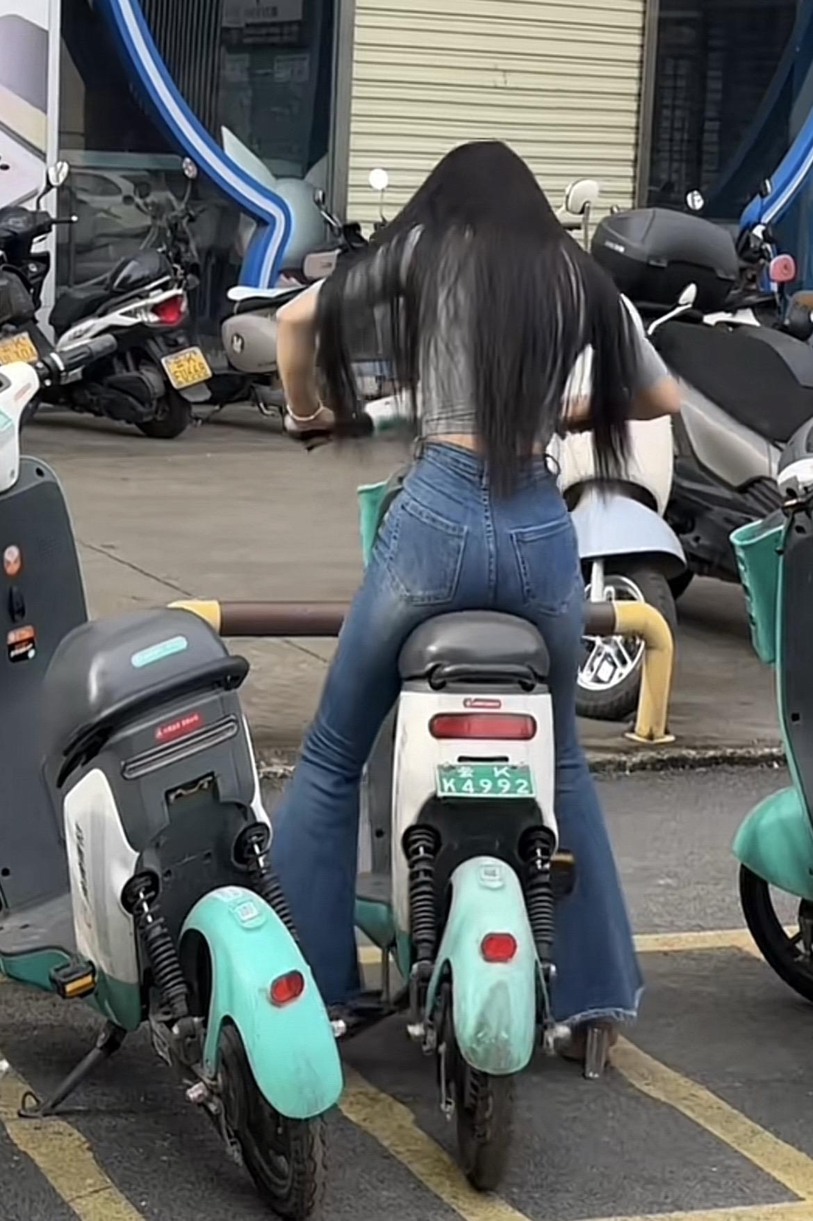 女骑 紧身牛仔裤 女生电动车 背影小姐姐