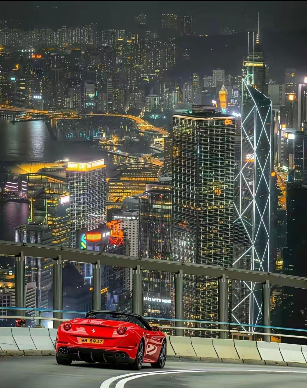 香港因为非常繁荣，人流密集，房屋入住率高，晚上每栋大楼都灯光辉煌，很是漂亮。