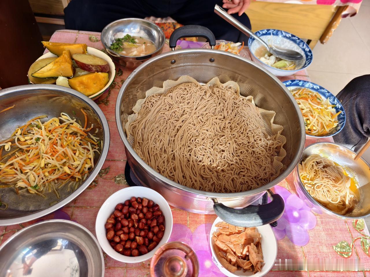 秋日生活打卡季山西偏关猫姐最喜欢去娘家蹭饭吃了，因为大厨猫爸每天都能把普通的生