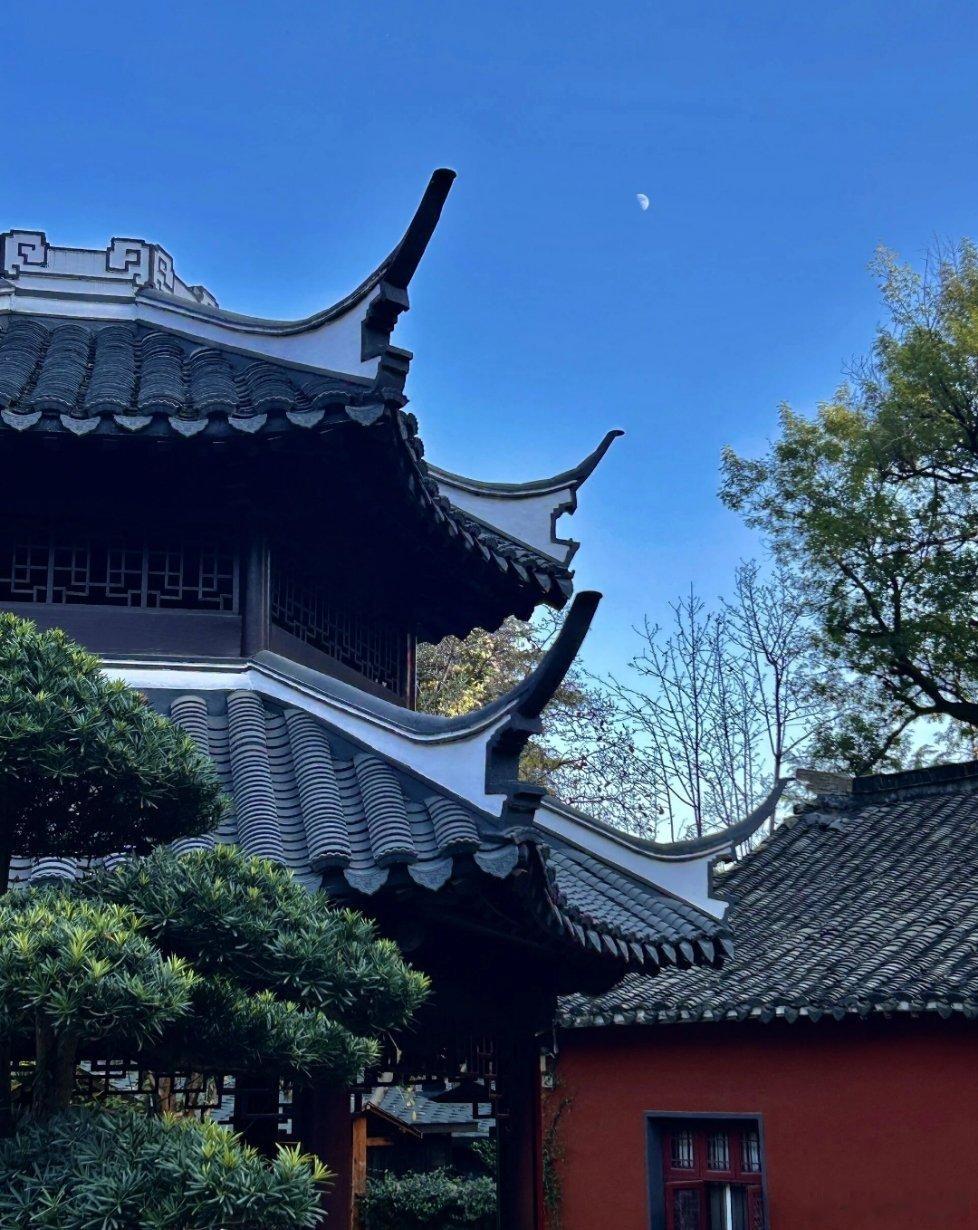 段永平这个人最大的优点有两个，第一个真舍得放权给下属、并且真舍得给兄弟们分钱，第