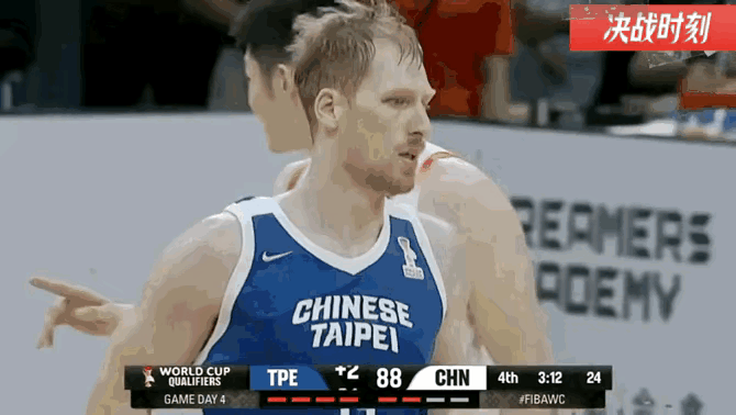 绝平超远三分，赵继伟是真敢投！在三分线两米开外，赵继伟接到贺希宁的传球，连调整