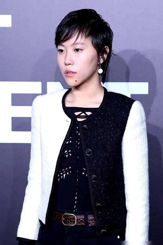 窦靖童说，她这辈子就没叛逆过。为新剧《她的生存之道》演拳手，导演让留长发，她
