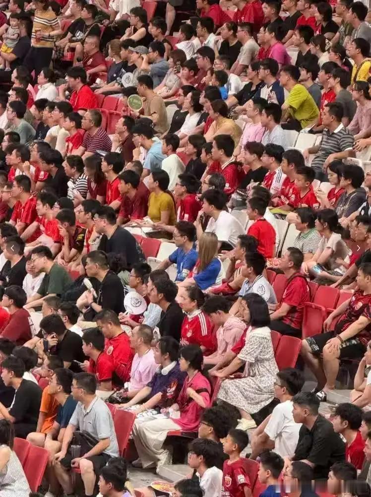 #上海警方回应申花球迷围堵小球迷#如果反过来，他们会怎么样？试想，如果穿着申花球员朱辰杰国家队球衣的