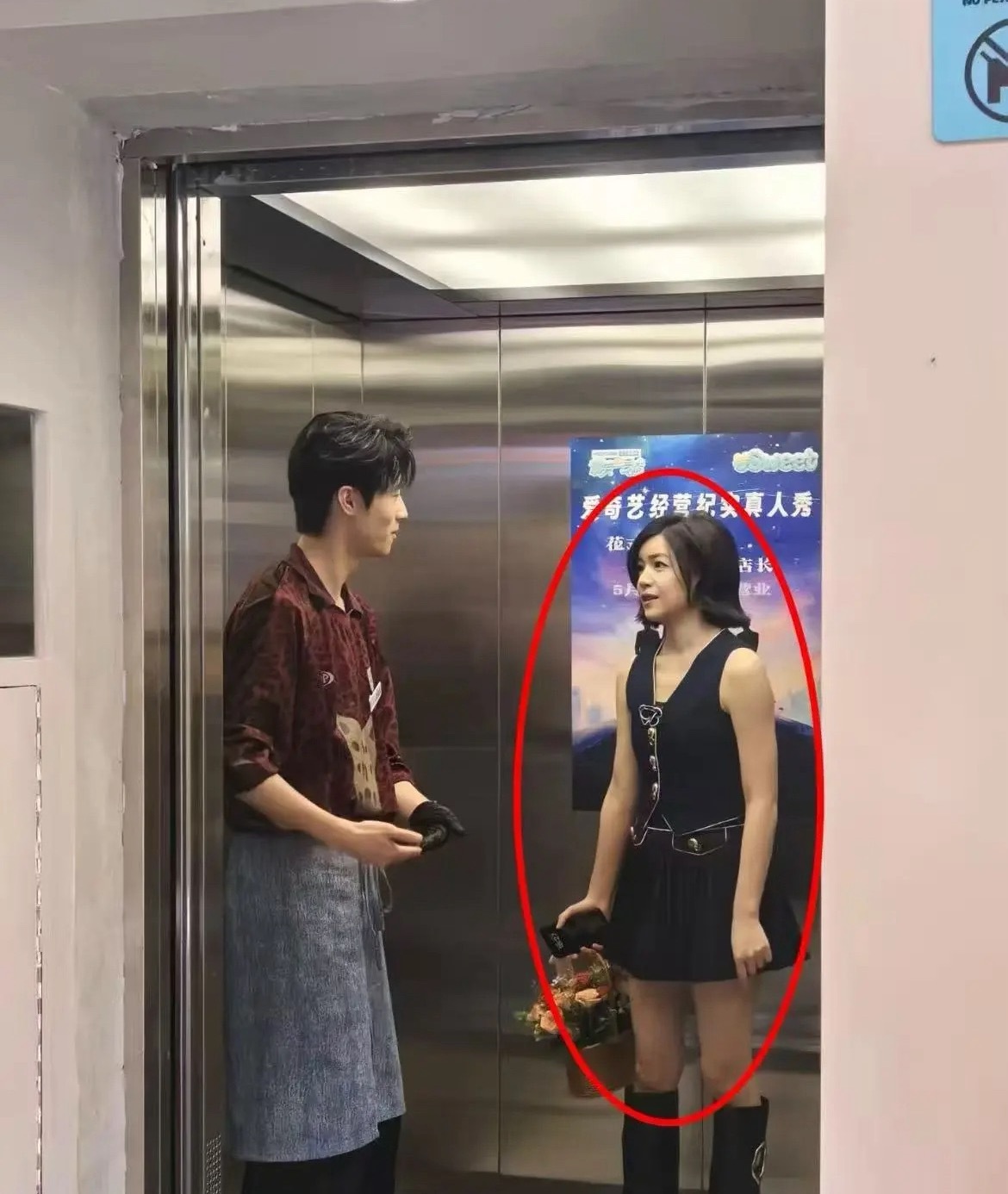 不是，，这是陈妍希讲真的从来没有离明星这么近过，比照片上脸要小，身材很好很美。