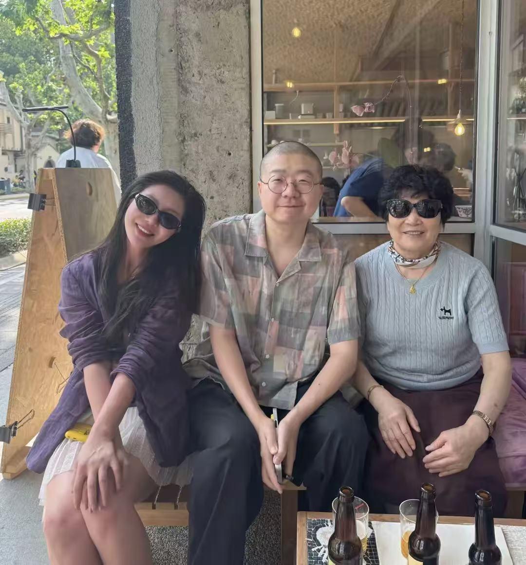 李诞更加“未老先衰”了！五一假期，李诞在上海一个露天广场被偶遇，他真的好无聊的