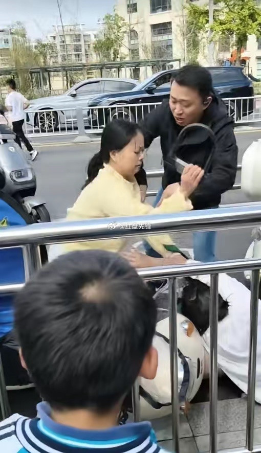 成都抡U型锁的宝妈，这回算是踢上钉子了！这一锁下去，直接10万元起步了​1.赔钱道歉肯定是跑不了。​