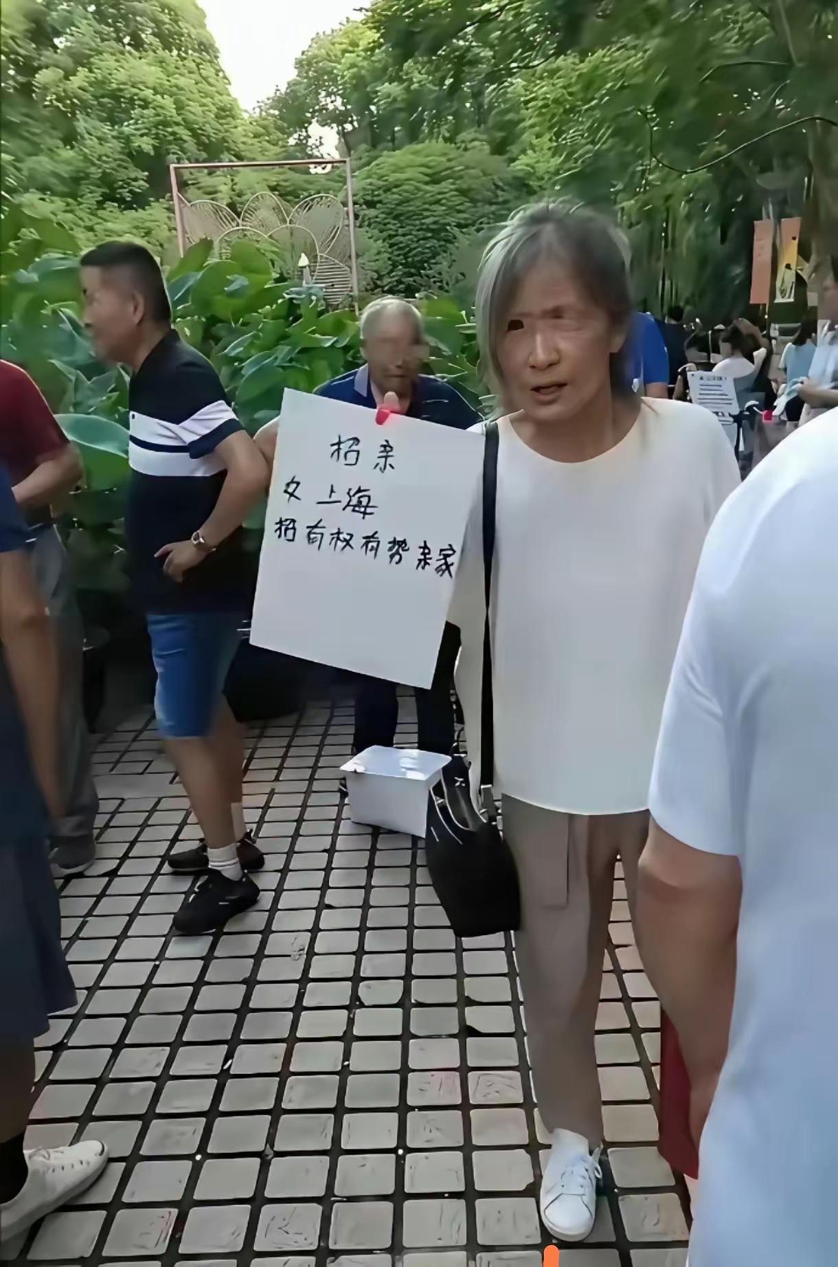 有权有势的家庭，看见她躲的比谁都远。[大笑]