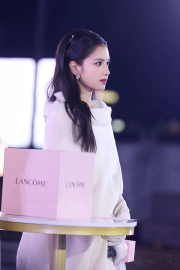 张婧仪柔美感真的是太十足呀，好温柔的一身！带来了一种淡淡的恬静感呀，又美又让人心