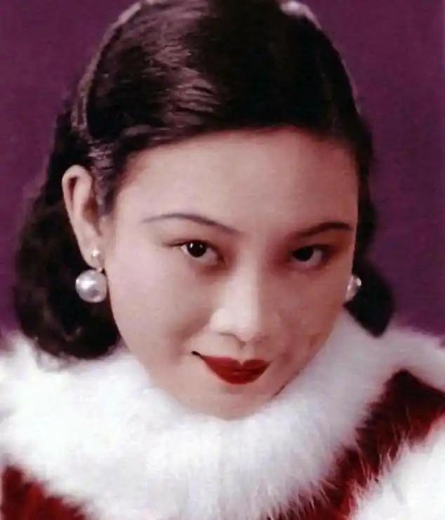 1946年，一代美人胡蝶被按在床上，戴笠撕扯着她的旗袍：“想你丈夫孩子平安，就乖