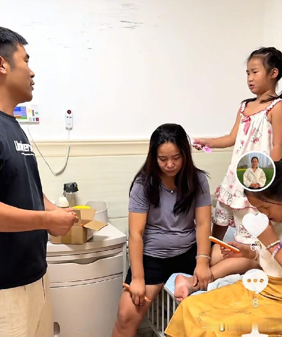 小故事！说熟在恩泽那屋里，拿出来，一盒小鸡肉肠，说是从家里带来的，一