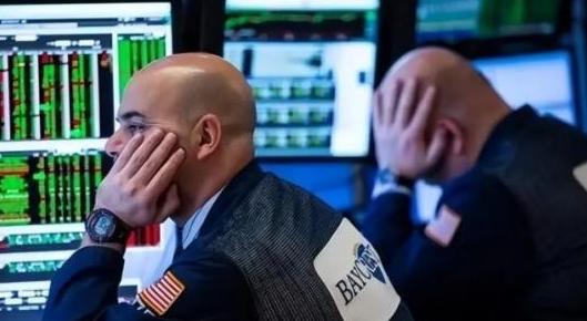 一旦中国今天清空全部6826亿美元美债，明天我们自己的出口企业，就将接不到一张新