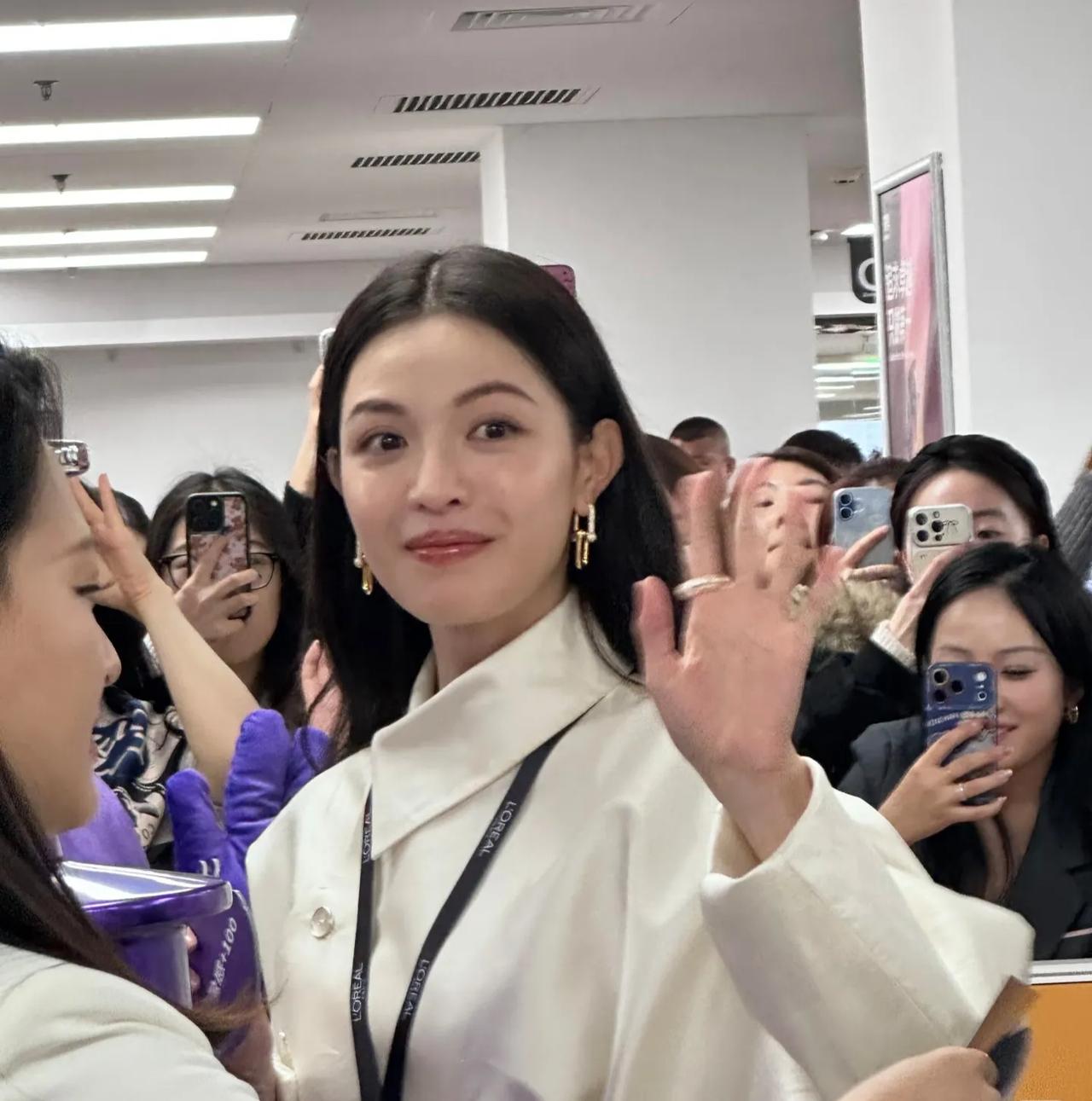 钟楚曦一身白色风衣，长直发不加修饰，亲切温柔，美的越来越高级！