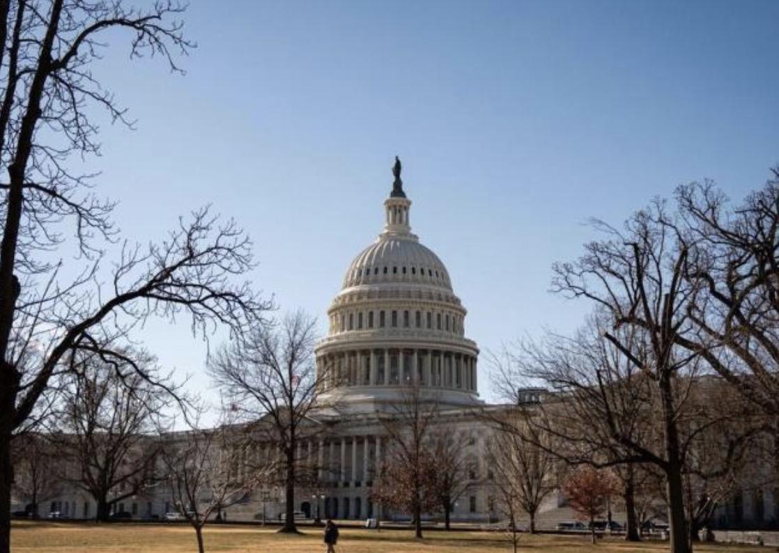 明尼苏达州再传联邦移民执法枪击案，一名37岁护士被射杀，直接引爆国会山预算危机。