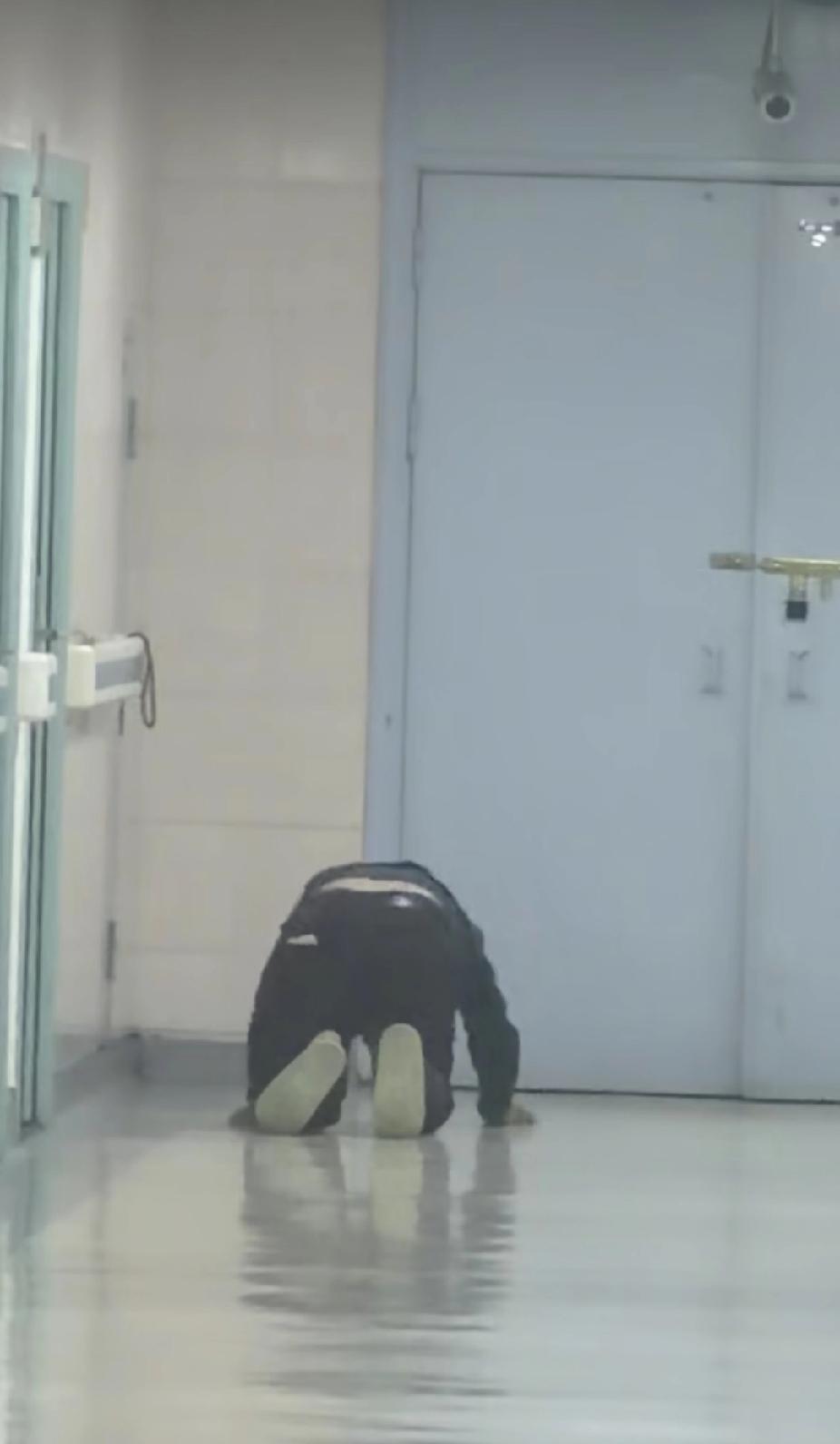 一名在医院陪护生病家人的男子，突然看见ICU病房前的一幕，瞬间就泪目了。此时